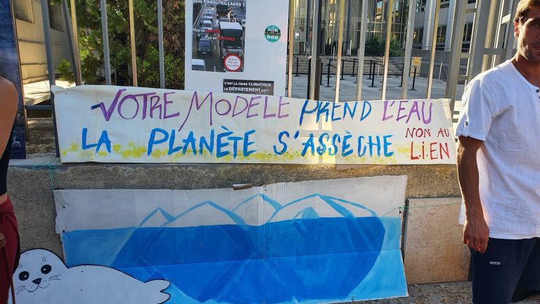 Banderole : Notre modèle prend l'eau, la planète s'assèche : NON au L.I.E.N.