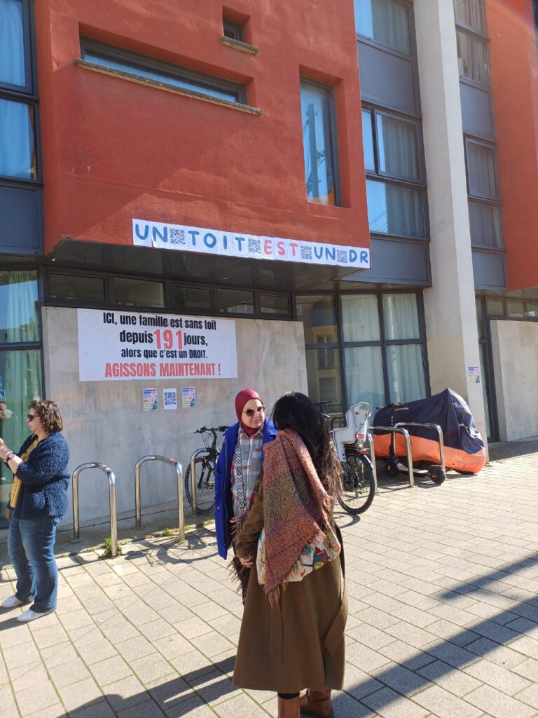 La mobilisation continue pour soutenir une famille à la rue aux Beaux-Arts